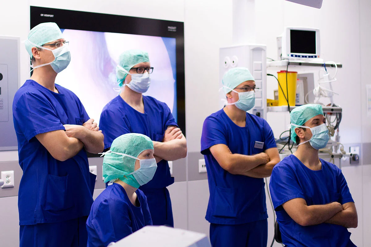 Dentista realizando atendimento odontológico em clínica nos Estados Unidos